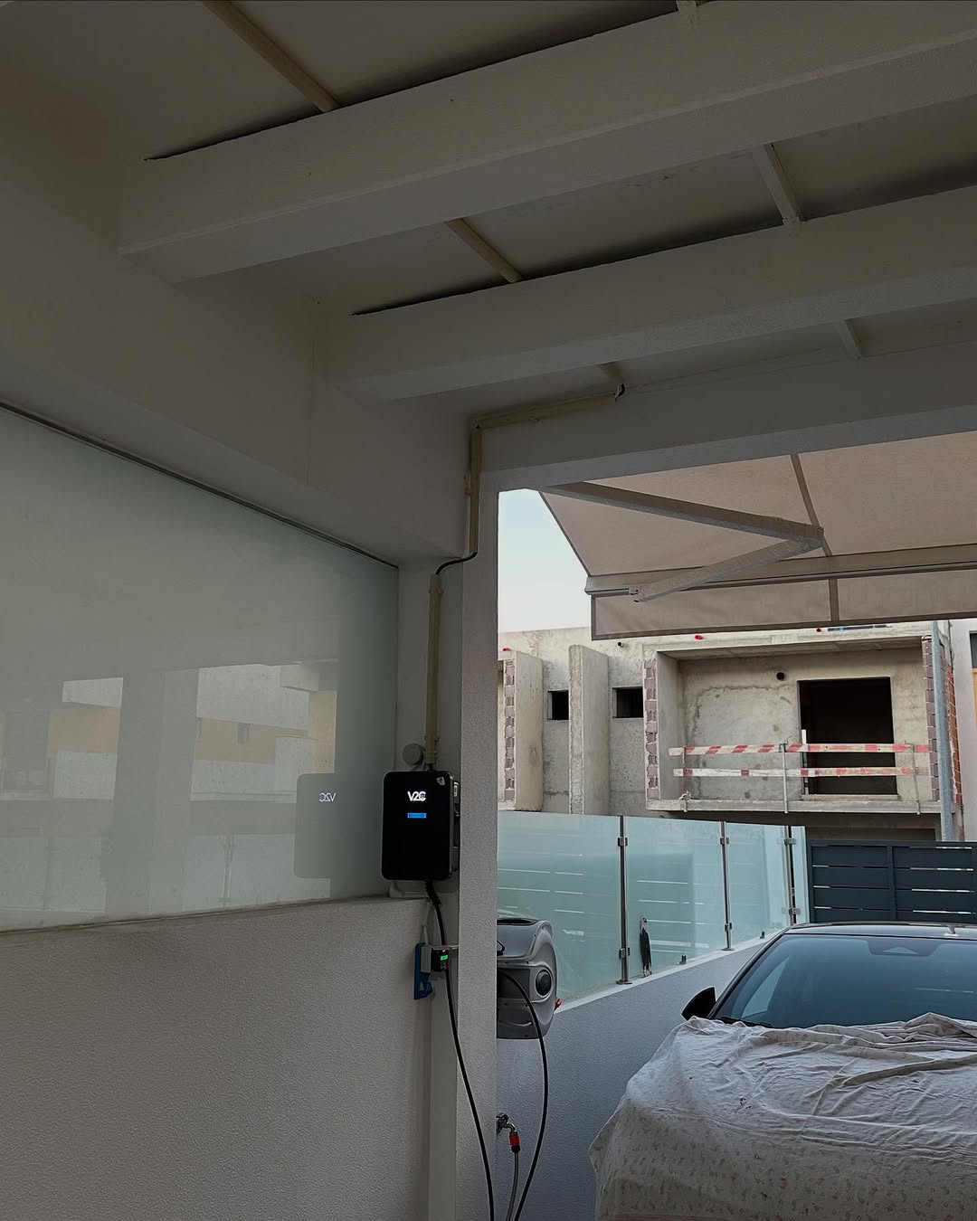 Instalação de carregador wallbox e tomada reforçada